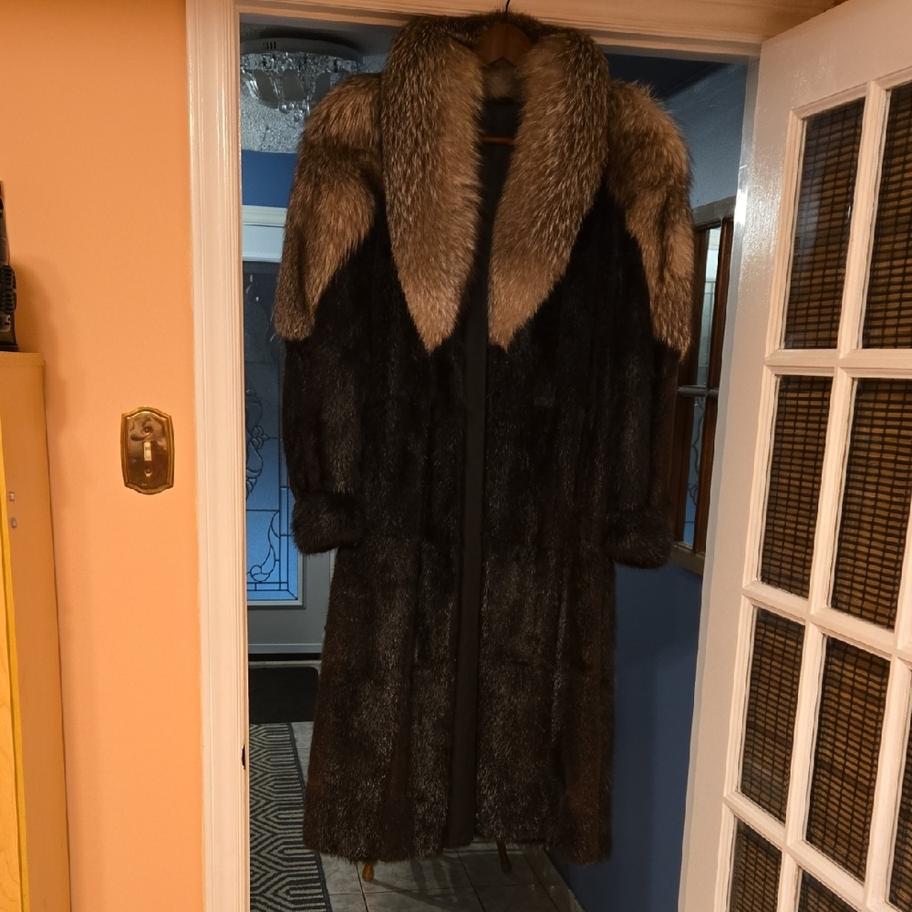 Chic Dark Fur Coat with Plush Collar